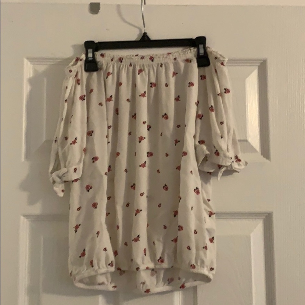 A off the shoulders soft shirt